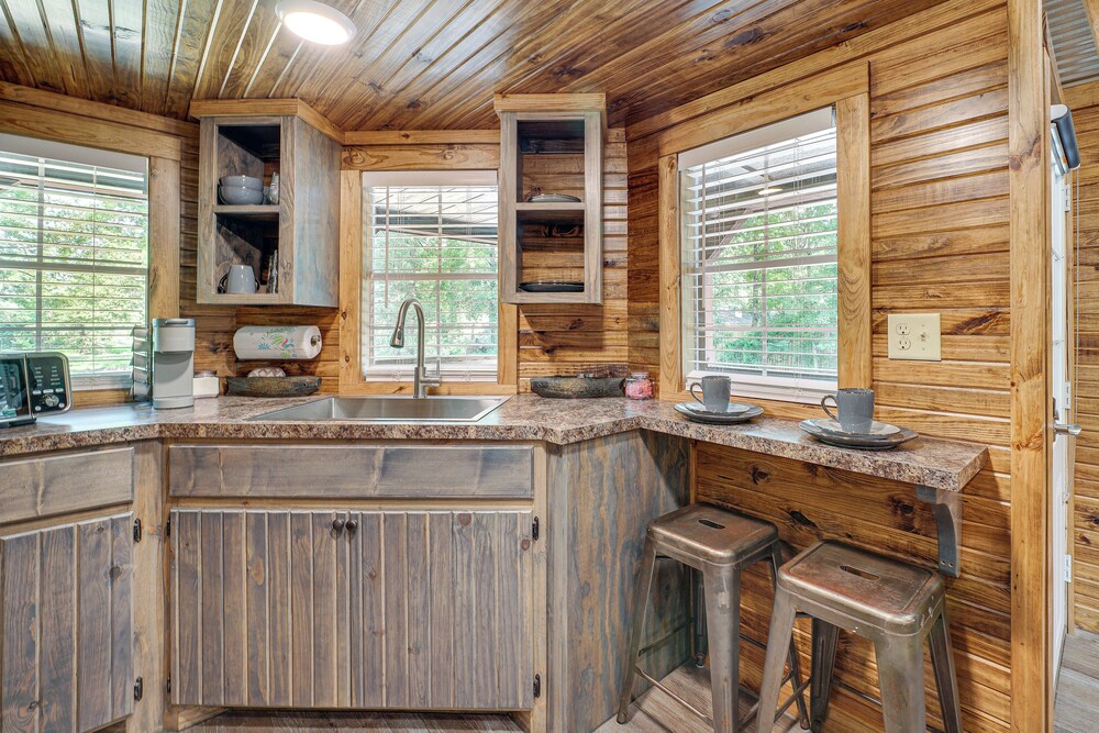 Couples Cabin in Broken Bow ~ 5 Mi to Downtown!