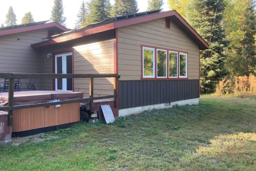 3BR House Near Skiing w/ Hot Tub