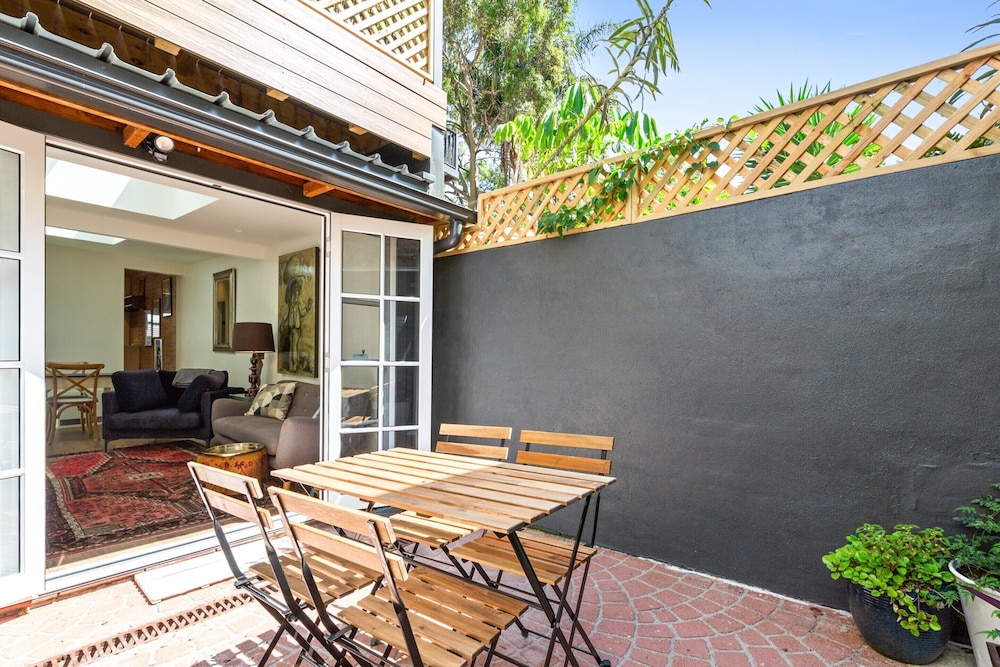 Stylish Inner-city Terrace Home With Rooftop Deck