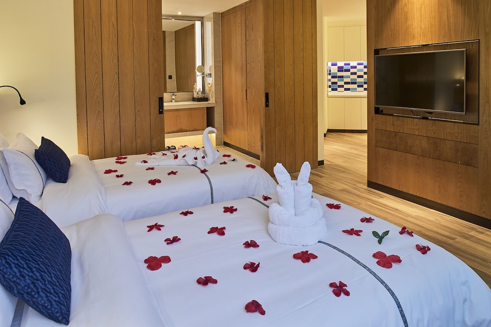 Spring Posh Roadsun International Hotel & Resort