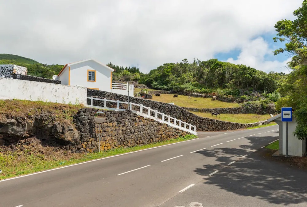 Villa Traditional, Pico by Izibookings view 2