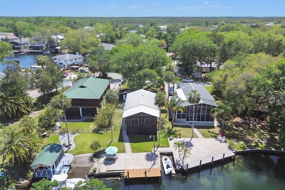 Waterfront Gem on Weeki Wachee River w/ Boat Slip!