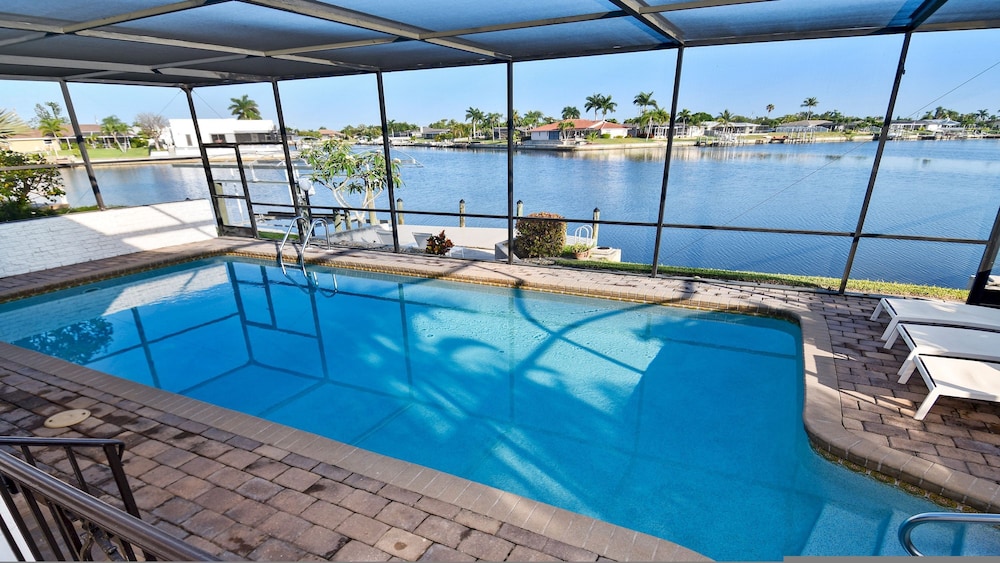 Amazing - 4 Bed Billiard Table Luxury Canal Pool