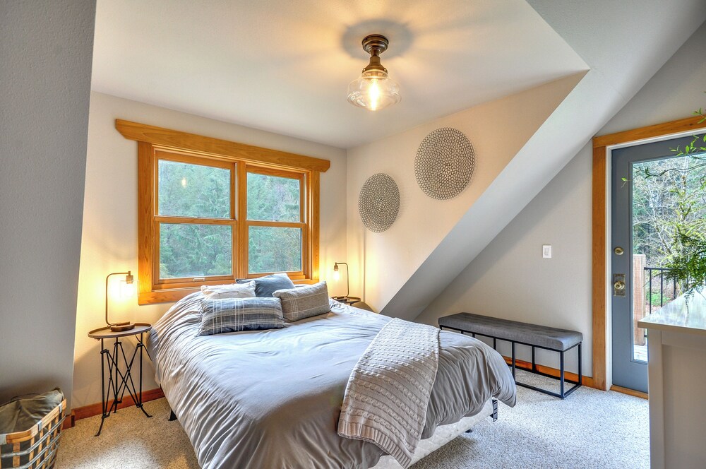 Luxe Cabin in the Woods: Walk to Lake! view 2