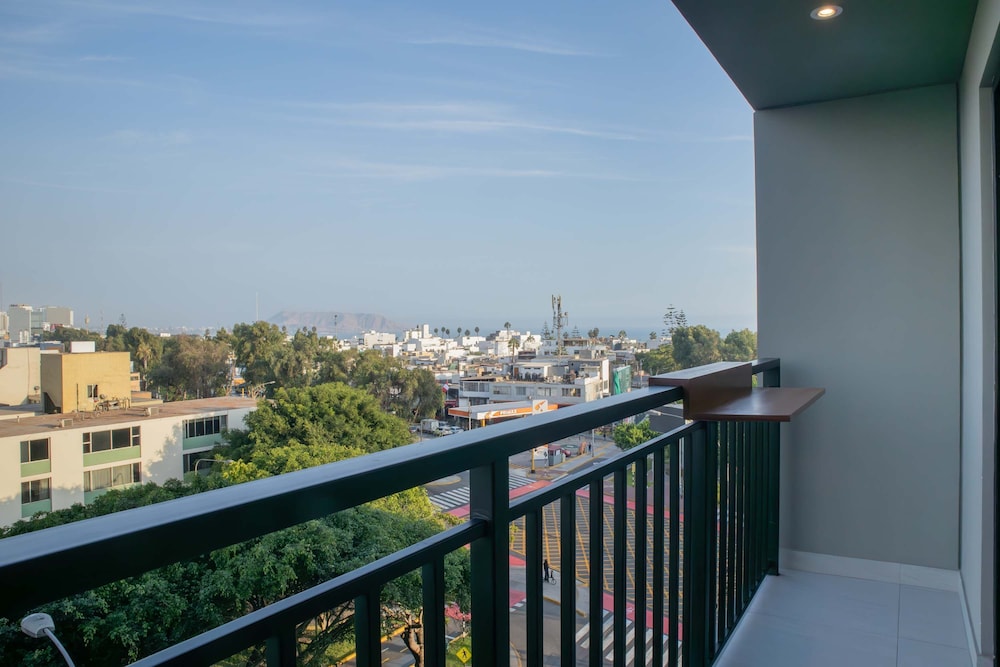 w Amazing 2BR w Balcony in San Isidro