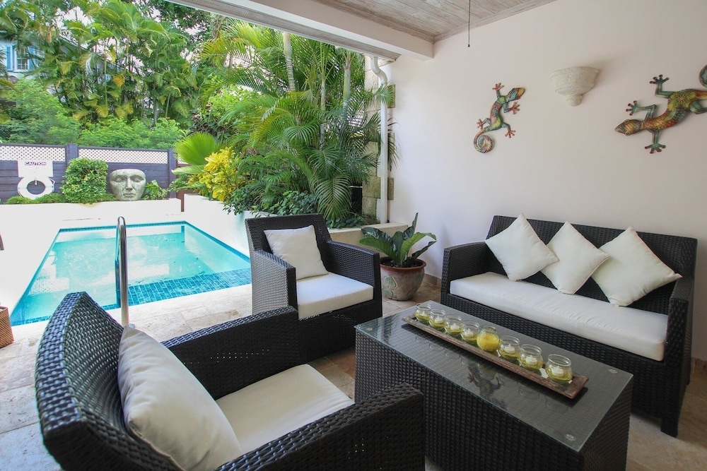 Relax Poolside At This Stylish Townhouse - Porters Gate 24 by BSL Rentals