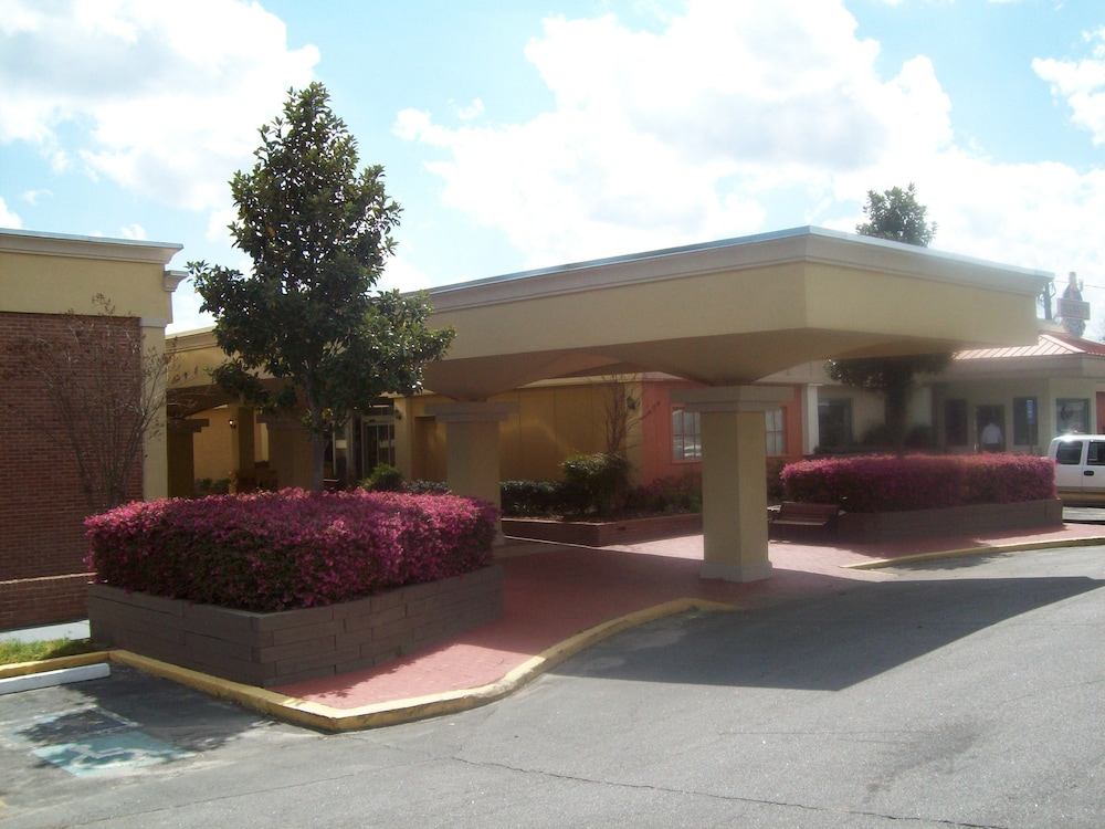 Statesboro Vacations - Quality Inn  Suites Conference Center Statesboro Historic District - Property Image 29