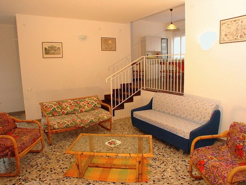 Villa for 8 Guests With Private Fenced Garden in Lignano Pineta