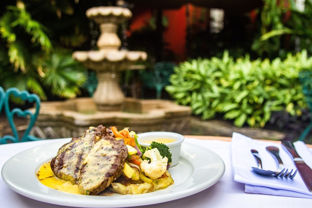 Estrada Hotel & Bistro