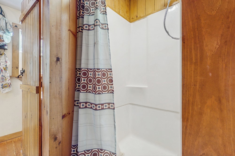 1 BR Tiny House, Window AC, Bbq, Fire Pit, W & D