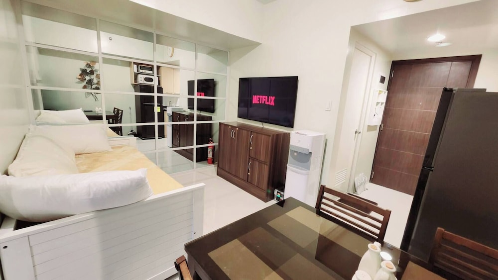 Unit 305 New Brenthill Condo With Balcony Near SM BGO