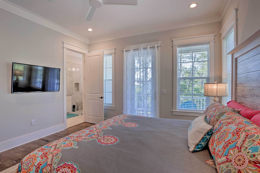 Family-friendly Santa Rosa Home: Walk to Beach!