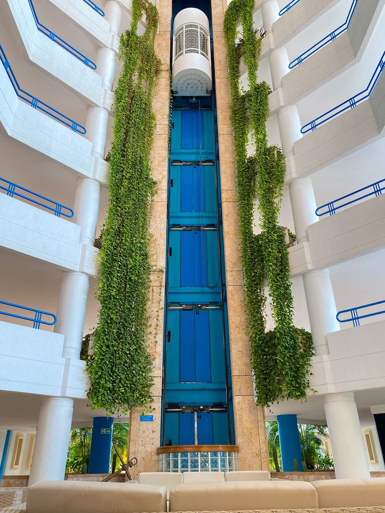 Quiet Apartment one Block From the Beach
