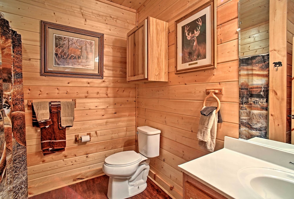 Creekside Cabin w/ Hot Tub in Gatlinburg!