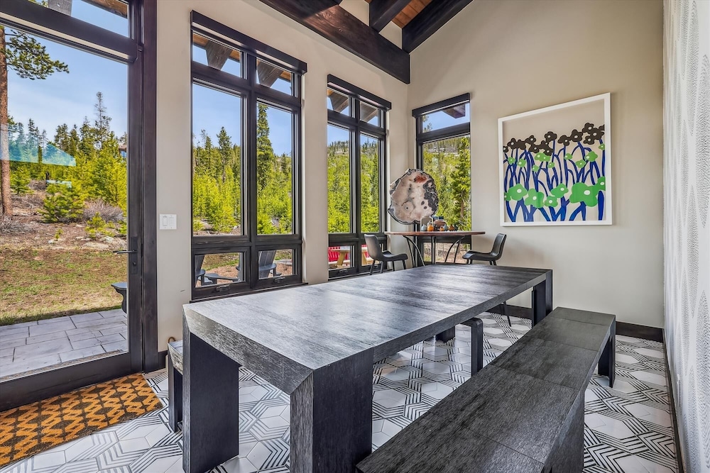 The Crowne Summit 6 Bedroom Home