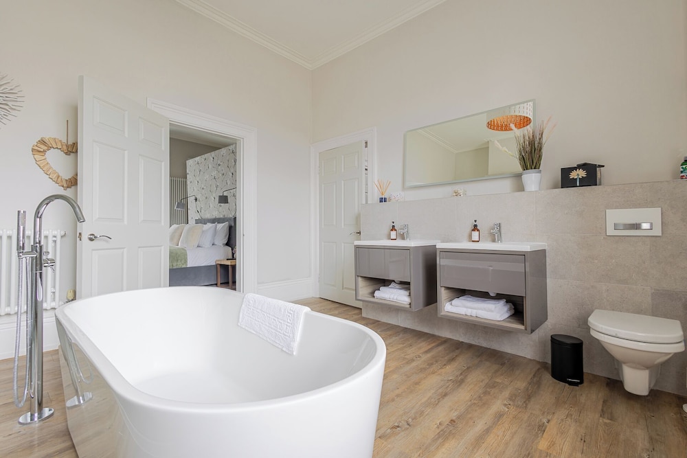 Elegant Townhouse&Basement in Leamington