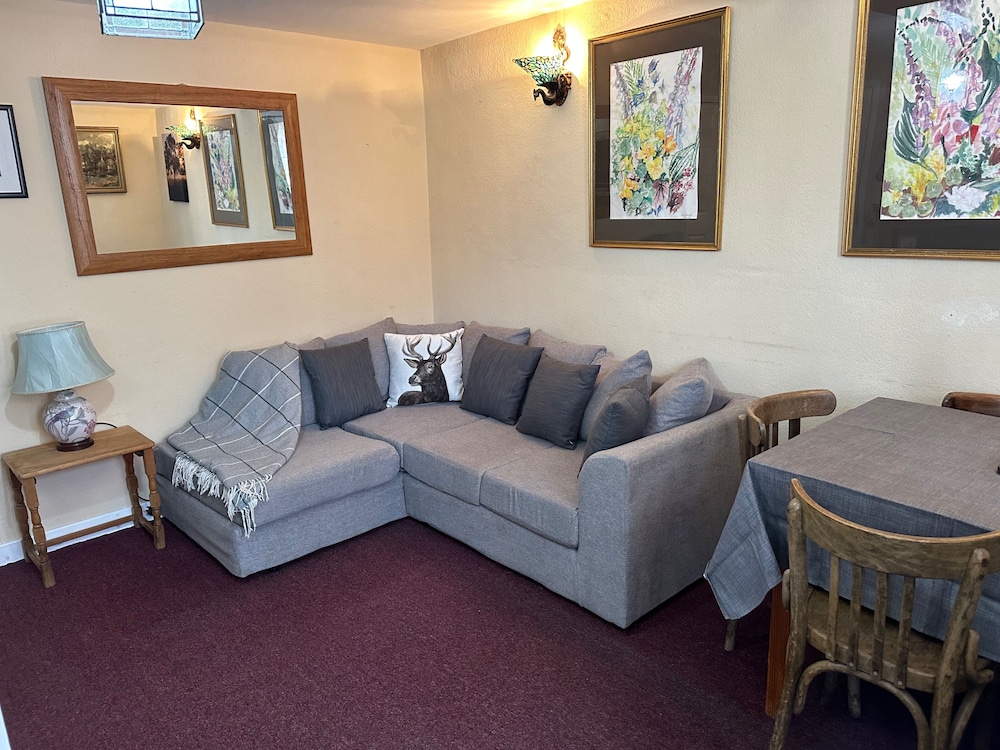 Llanidloes - Sleeps 7 - Parking - Pet Friendly