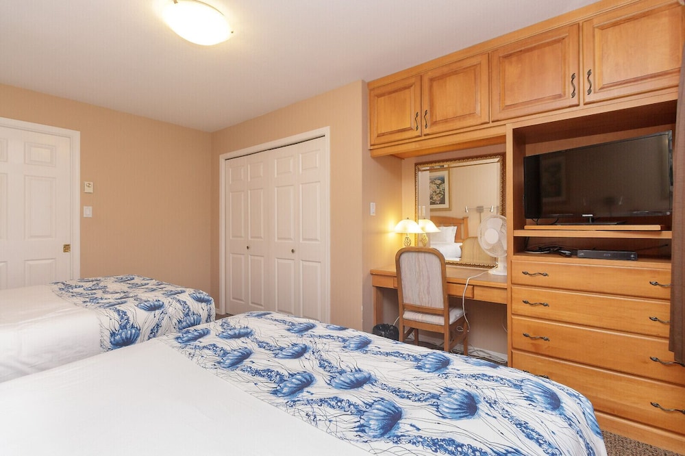 The Cedarwood Inn & Suites