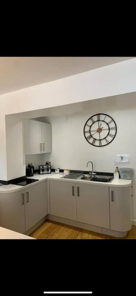 Immaculate 2-bed Apartment in Leigh view 4