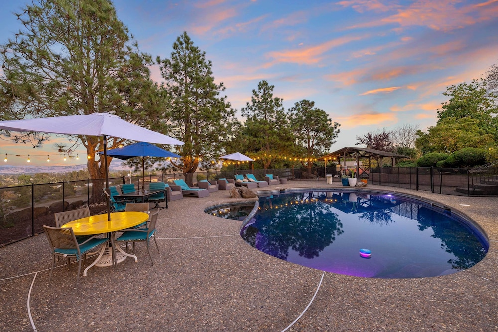 Private Pool & Large Deck: Modern Cotati Villa!