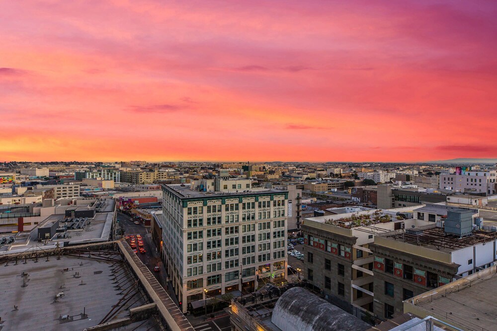 Stylish 2br/2ba At HWH by Oneluxstay
