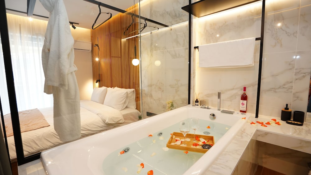 Luxury Suites with JACUZZI by Sea&theCity