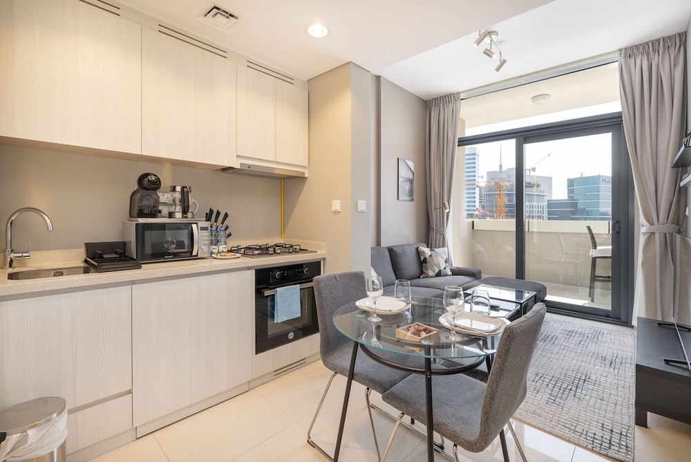 Stylish 1-bedroom Apartment With Stunning Canal Views at Business Bay