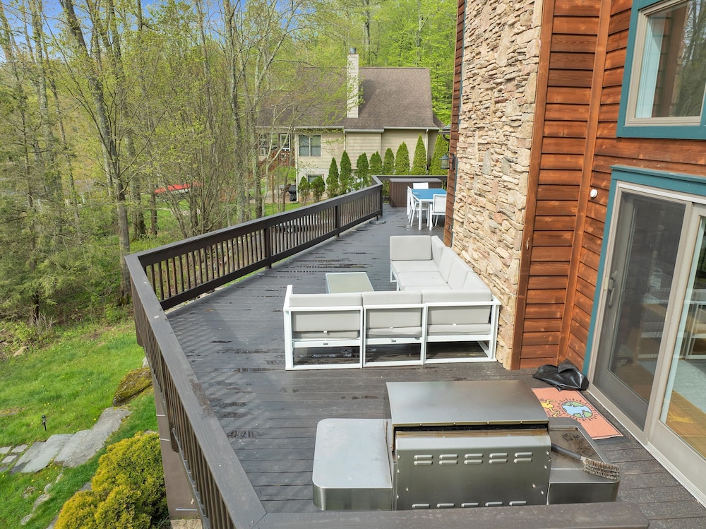 Lakefront Dock Hottub Pooltable Kayaks 75 TV