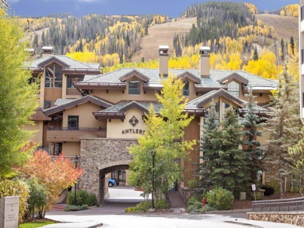 Centrally Located 3 BR in Lionshead Village w/ Pool, Walk to Lift!