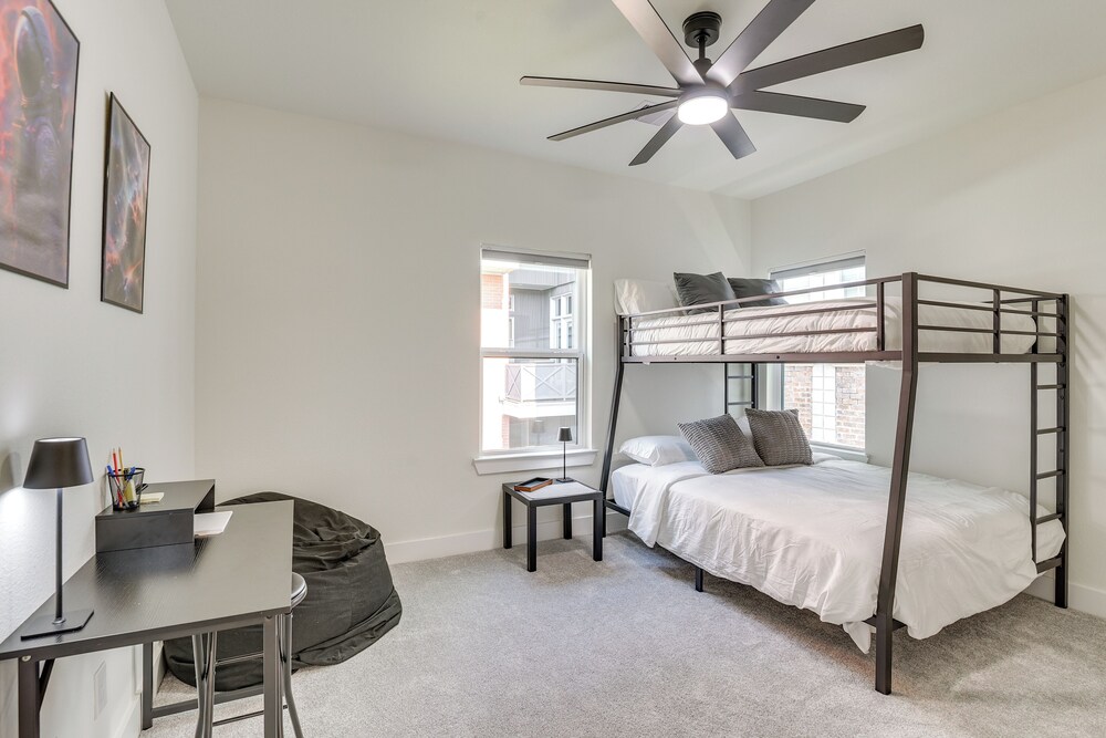 East Downtown Walkability! Modern Houston Townhome