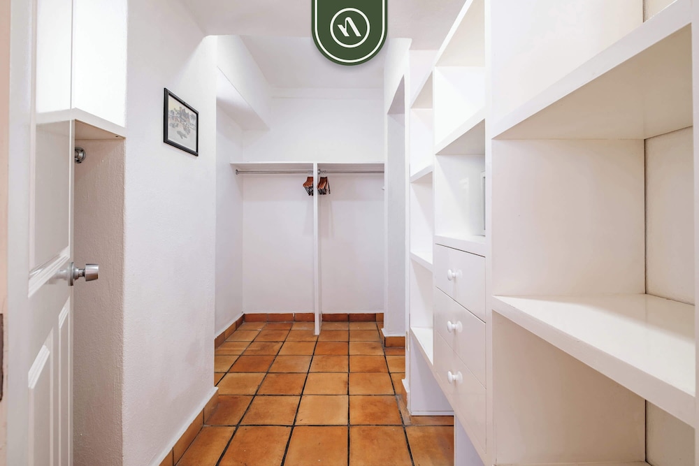 Amazing 2 BR Condo Overlooking the Pool - Romantic Zone