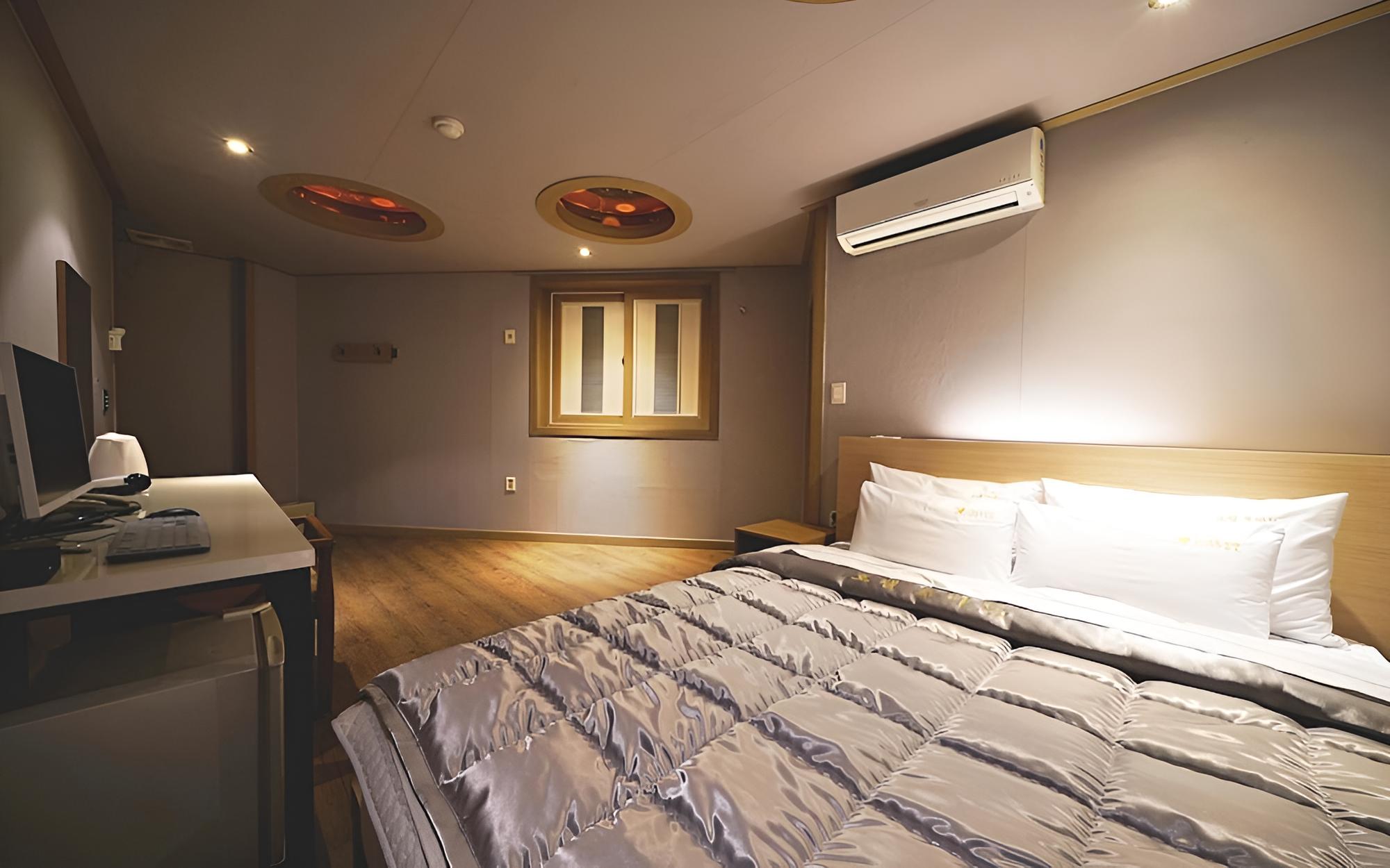 Tongyeong Omad Hotel view 4