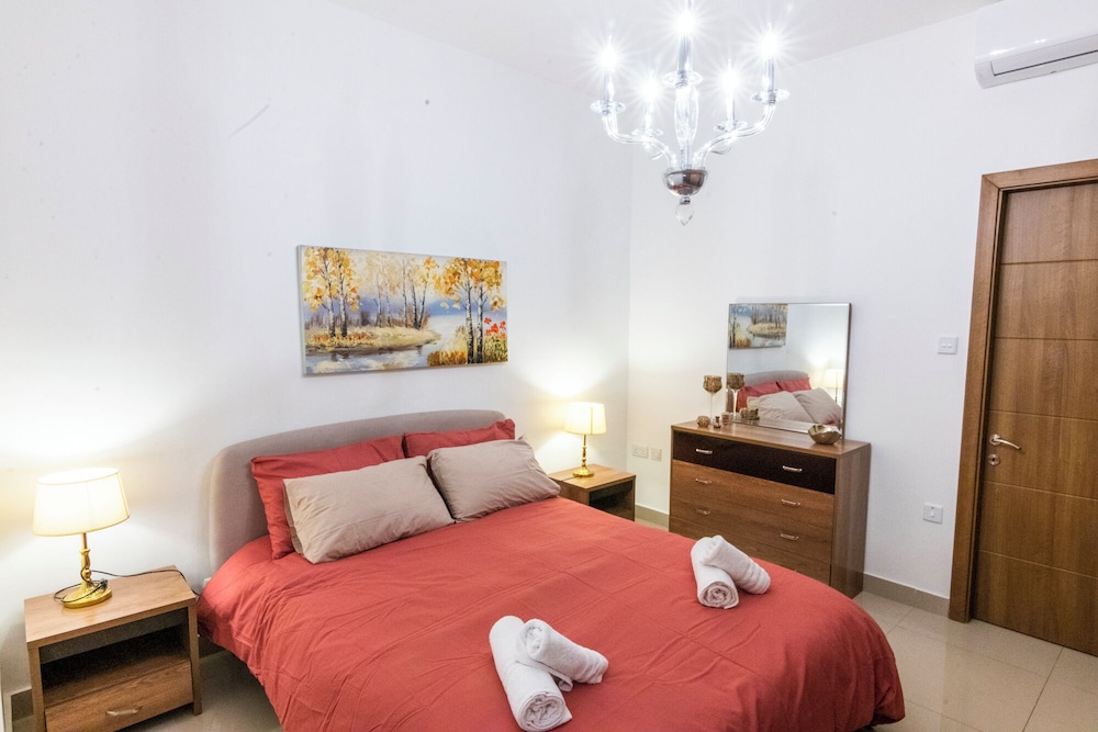 Cosy APT in Sliema- 2 mins walk from sea
