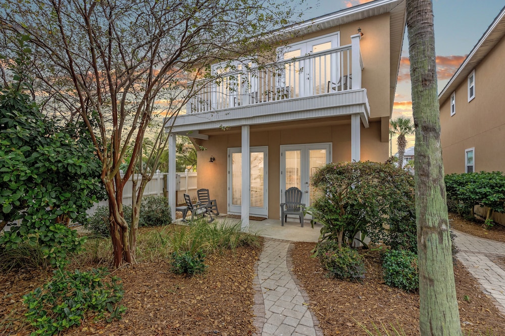 Escape to Sand Dollar Holler: Coastal Retreat, 3 Beds, 2.5 Baths, Sleeps 10!