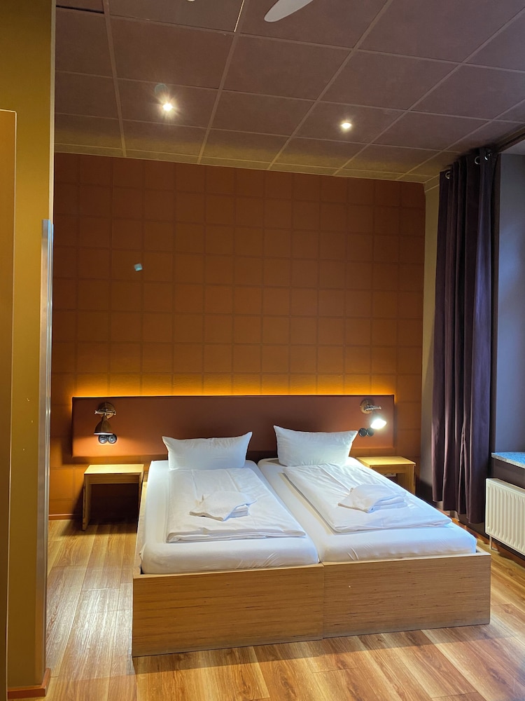 Singer109 Hostel