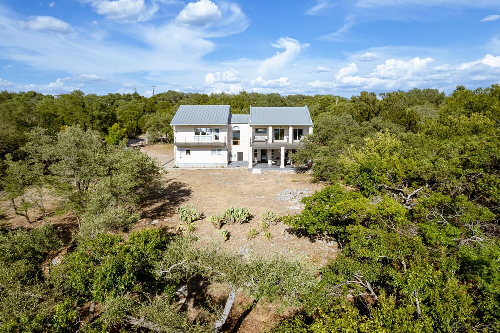 Lavish Lake Getaway - Image 1