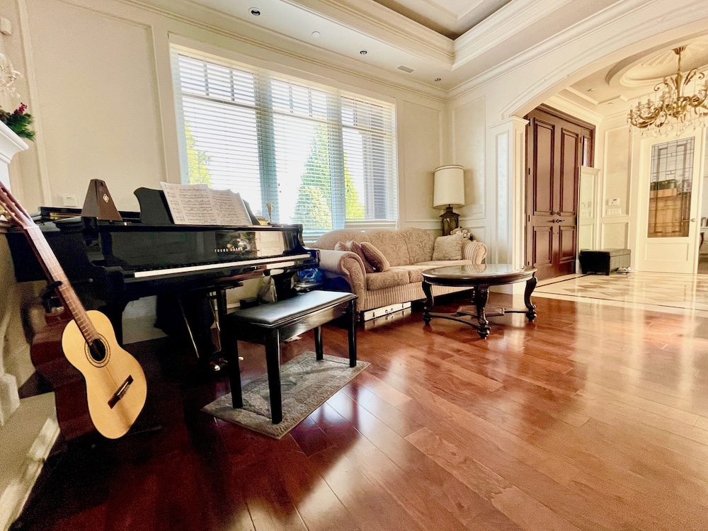 Vancouver Luxury Guest House - Image 2