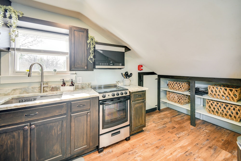 Family-friendly Main St Gloucester Apt w/ Balcony!