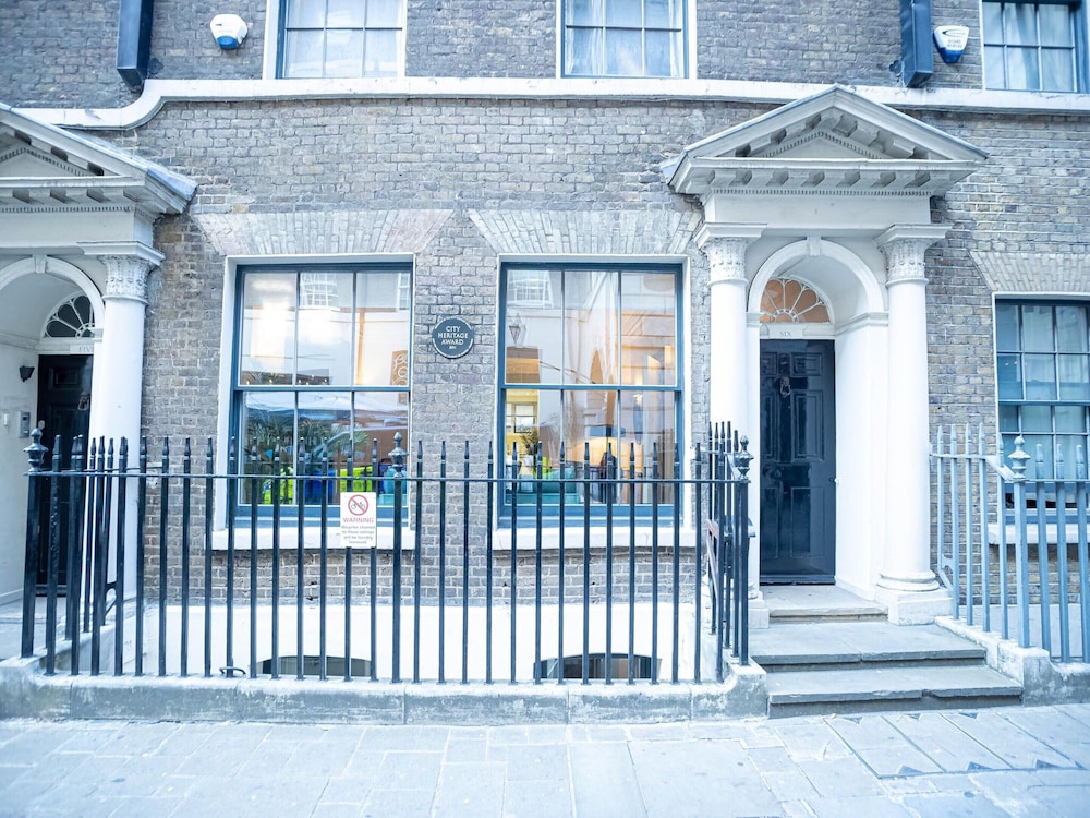 Liverpool St Three Bedroom Home Near Tube Station