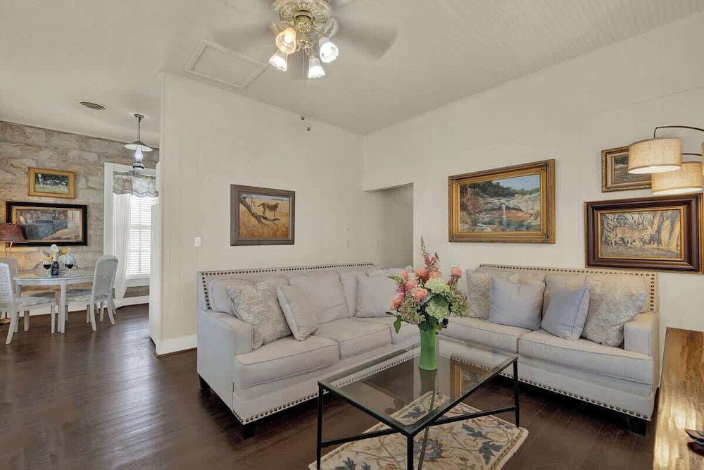 Charming Balcony Suite Overlooking Main Street-walk to Everything!