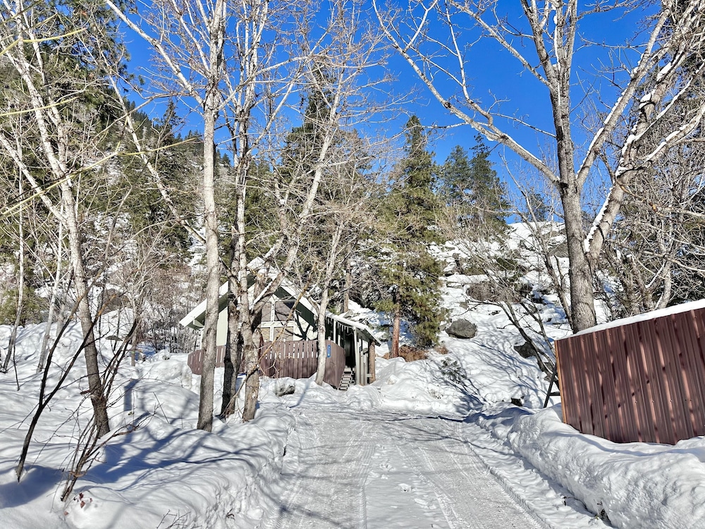 Icicle Chalet 1 Bedroom Cabin