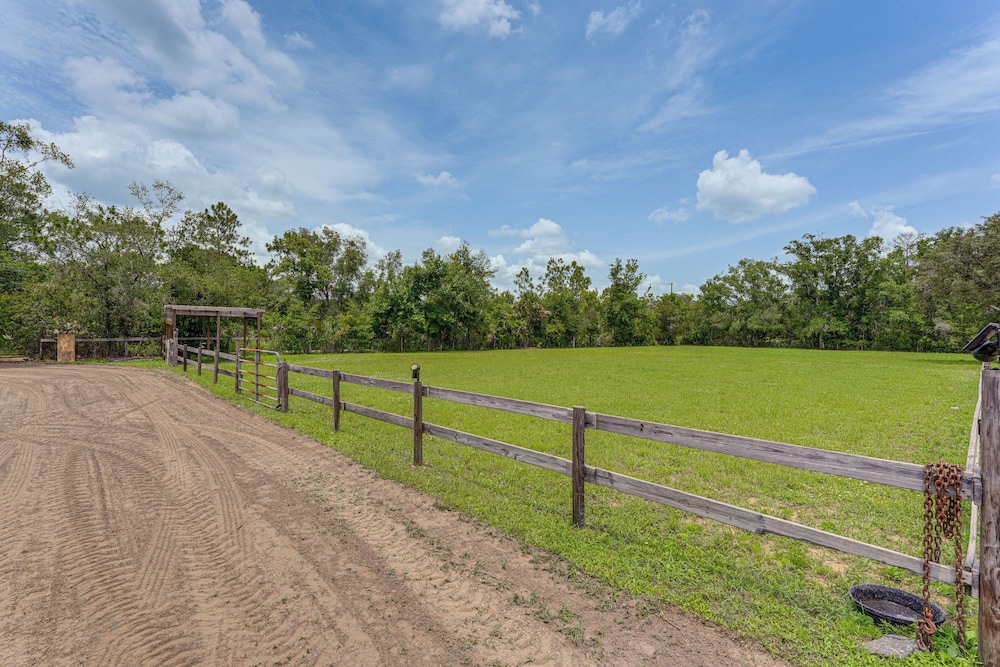 Farmhouse Hideaway w/ Covered Patio in Kissimmee