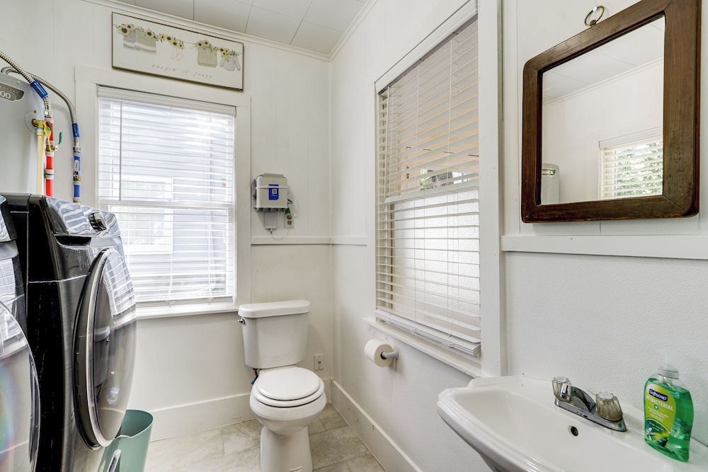 1 Mi to Dtwn! Restored 1930s Brenham Retreat