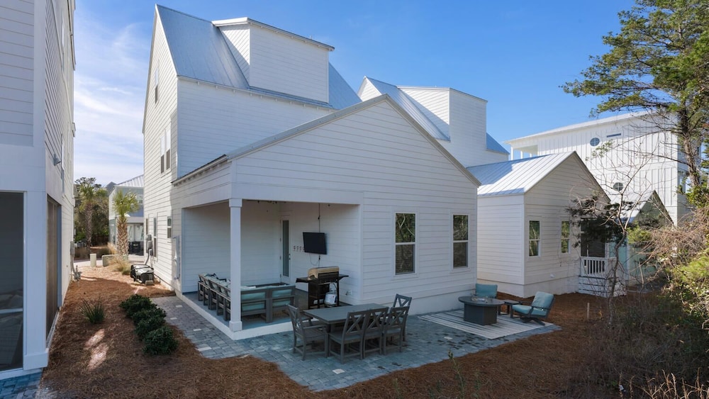 6-seater Golf Cart, Sleeps 16, Close to the Beach!