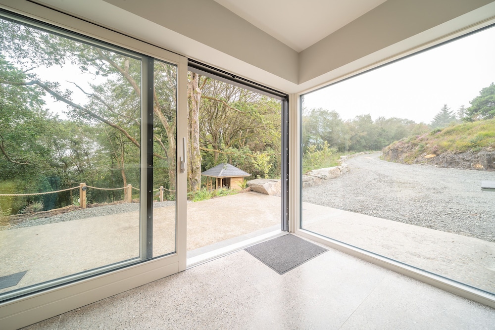 Luxury 5 Bedroom Home With Outdoor Jacuzzi and Indoor Sauna
