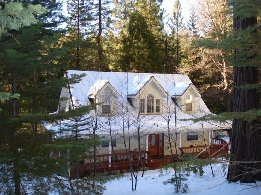 Farmhouse At The Lake 84 3 Bedroom Cabin by Redawning