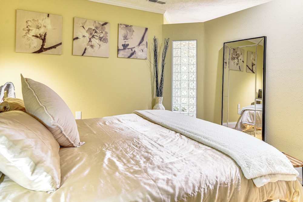 Backs to Wetlands: Tranquil Beaverton Retreat!
