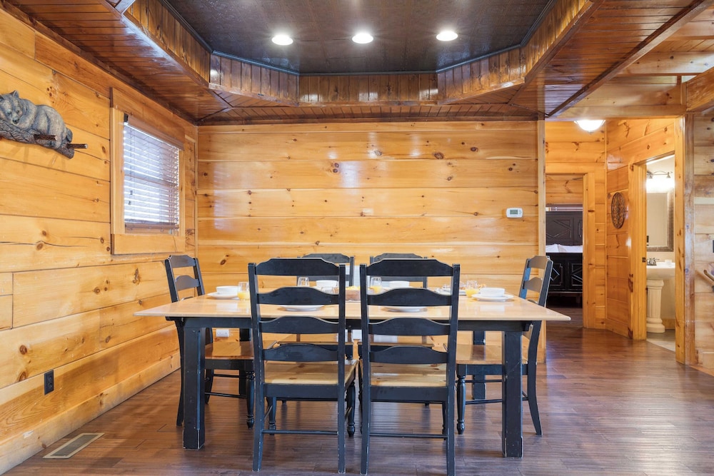 Luxury Cabin Sleeps 19 Game Room, Hot Tub Dollywood Alpine Mountain Lodge