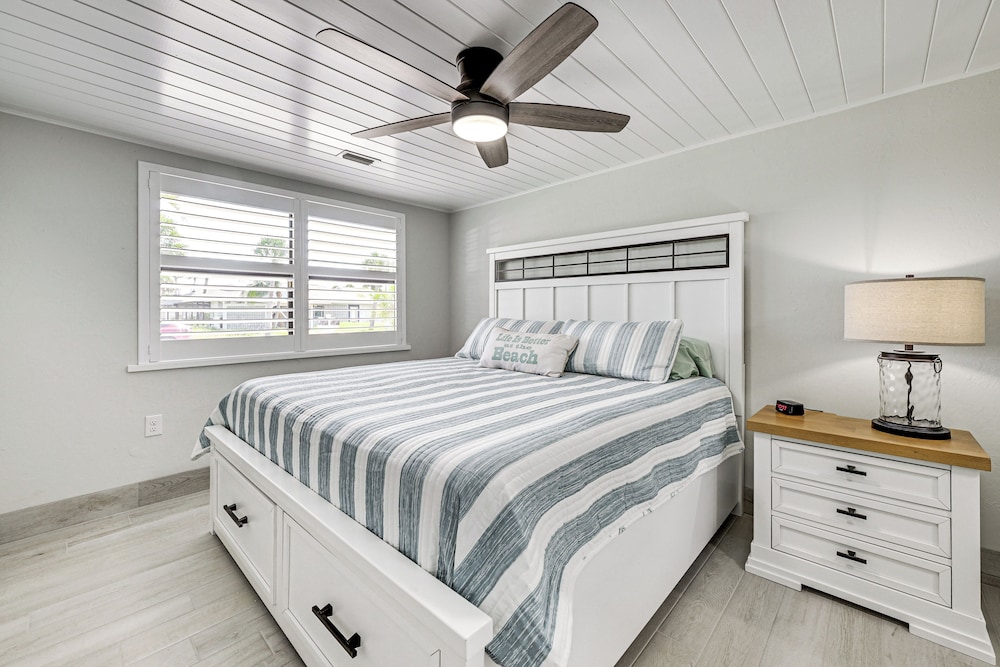 Steps to Englewood Beach: Home w/ Outdoor Oasis!