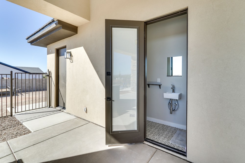 Luxurious Desert Oasis: Fireplace & Private Pool! view 5